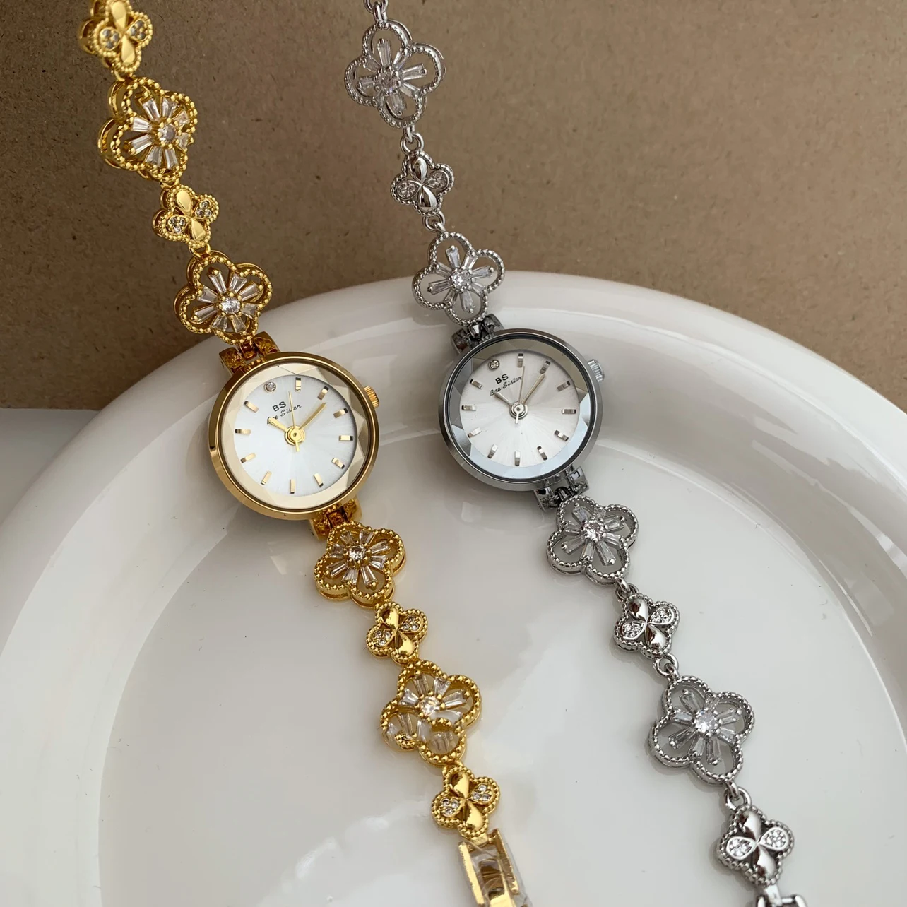 NEW Light Luxury Premium Women's Watches Niche Diamonds Noblety Clover Gold Chain Vintage Quartz Watch Women's Accessories