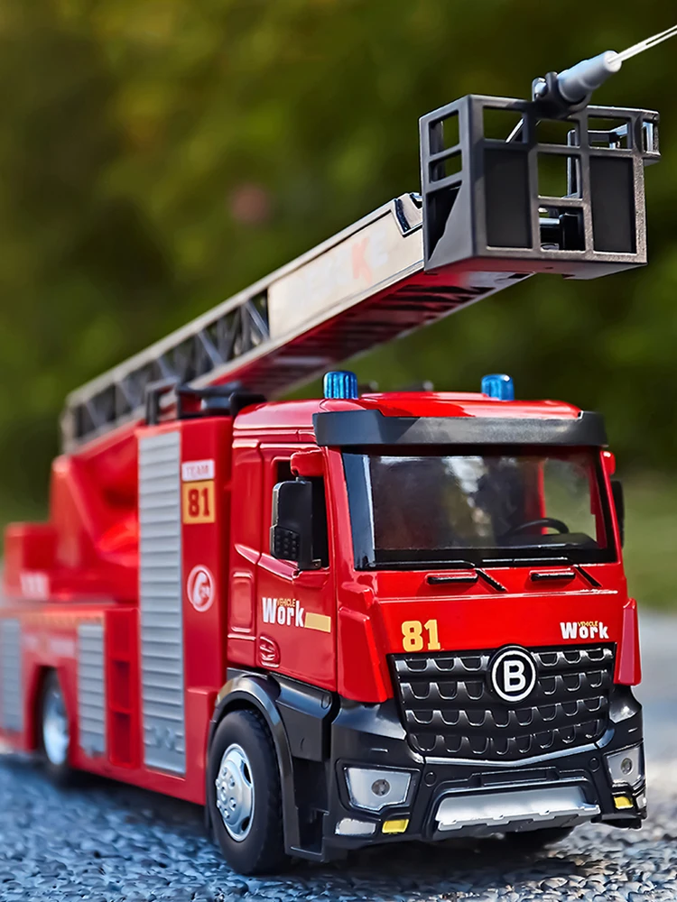 

Children's Metal Truck Spray Water Simulation Car Model Toy for Boy Alloy Fire Car With Sound Light Kids Education 3 Years Gifts