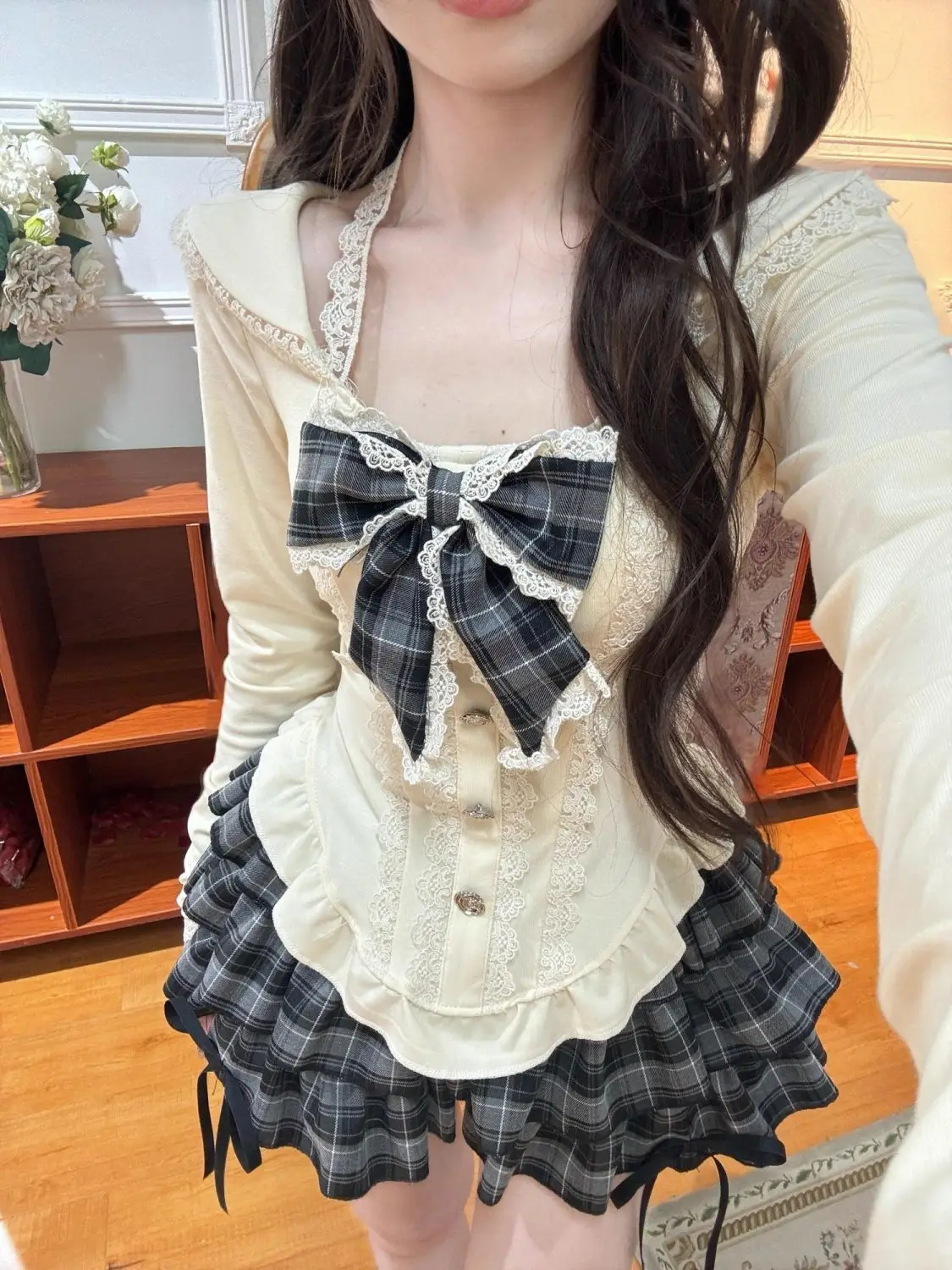 

Japan Sweet Autumn And Winter Long-Sleeved Outer Wear Inner Waist Top + Black And Gray Cake Skirt Suit