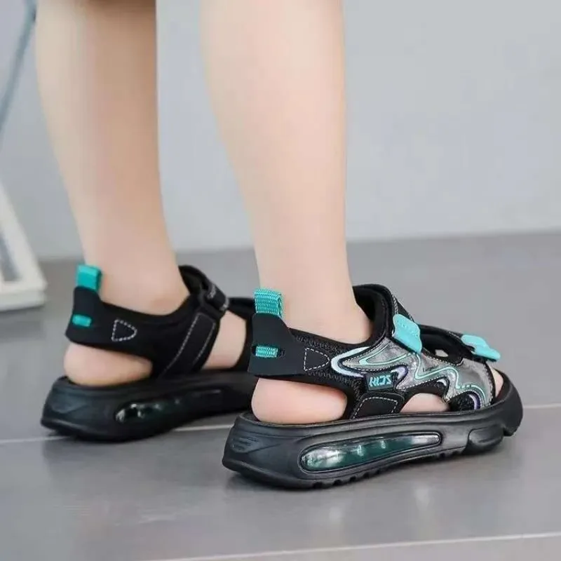 

Детские спортивные повседневные сандалии с перфорацией для мальчиков на лето 2026 года. Новая модель. Противоскользящие и дышащие. С мягкой пляжной подошвой, амортизирующей воздухом.