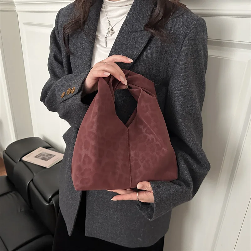 

2026 новая корейская версия нишевой и модной повседневной женской сумки с модным простым и нишевым дизайном.