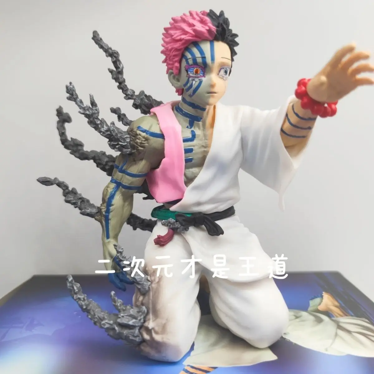 Nowa Figurka Anime 13cm Demon Slayer Akaza Hakuji Model Lalka Figurka Akcji Dekoracja Pvc Ozdoba Biurkowa Zabawka