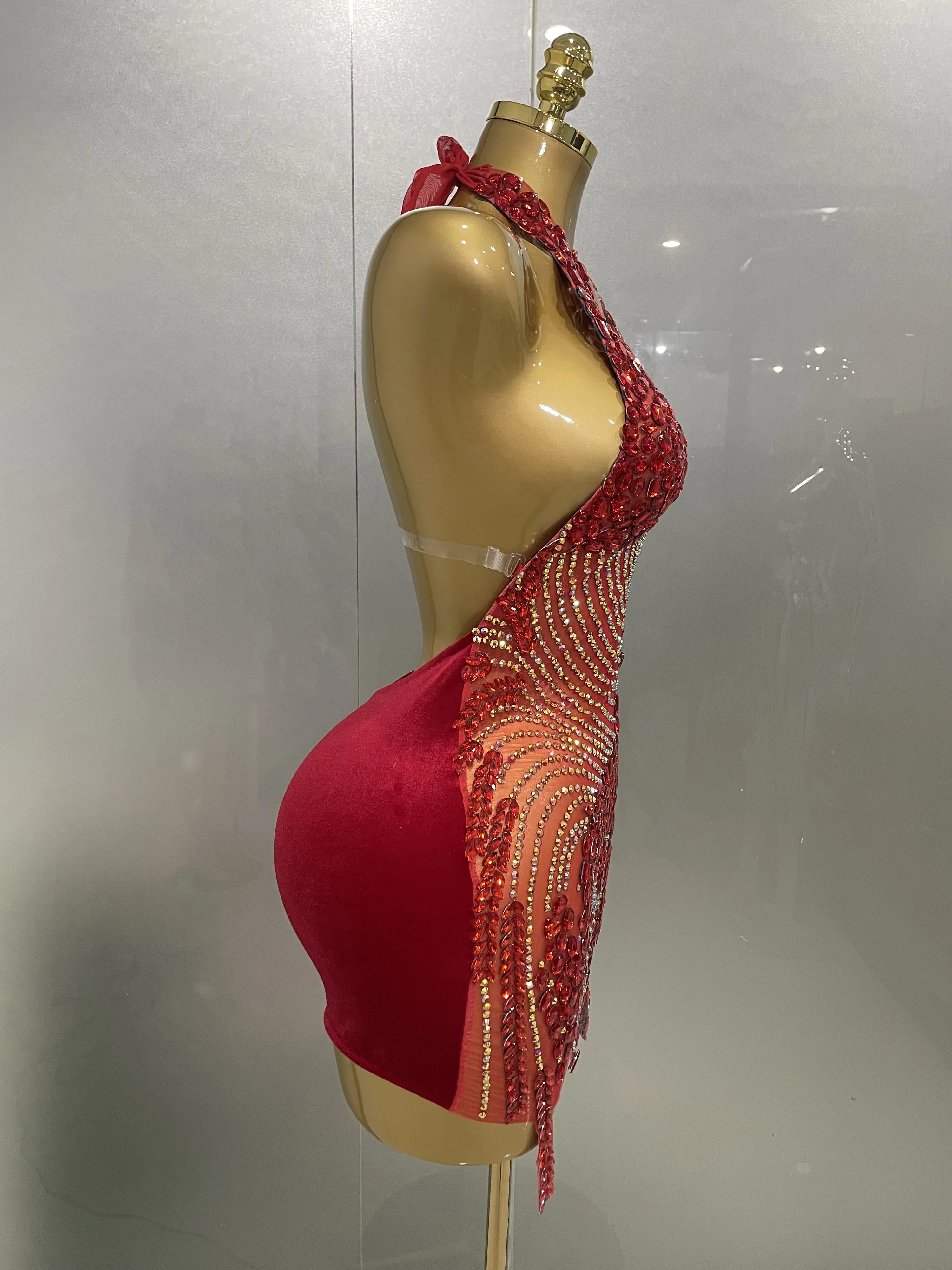 Abito corto in velluto senza schienale con strass scintillanti rossi sexy 2025 Nuovo ballo di fine anno per le donne Festeggia l'abbigliamento da palcoscenico per la festa di compleanno
