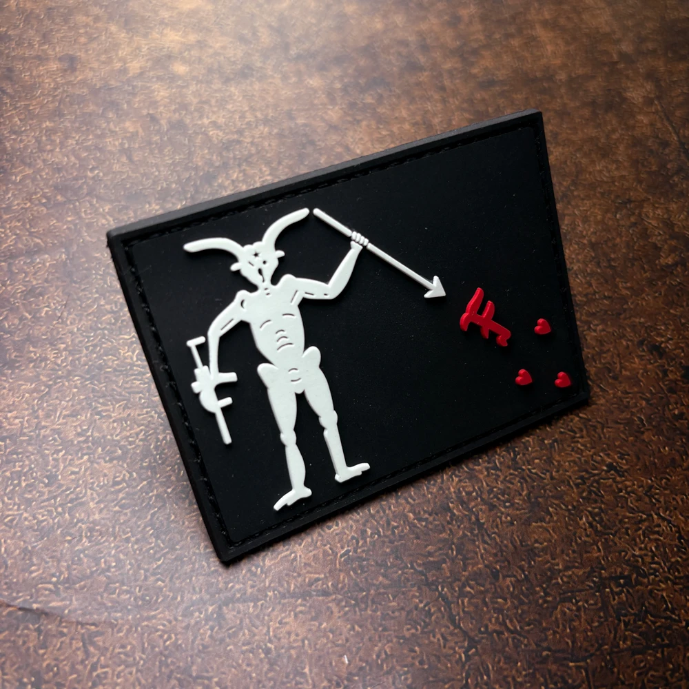 Una pegatina de insignia de parche de PVC con patrón de diablo, con efecto que brilla en la oscuridad, tiene un gancho en la parte posterior, adecuada para decorar bolsos, mochilas, chalecos y ropa, pegatina de parche bordada, goma suave