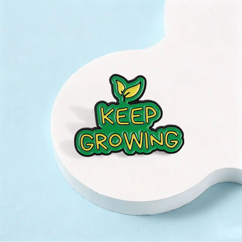Inspirierendes Emaille-Abzeichen „Keep Growing“ mit Blattmotiv und motivierendem Zitat – Anstecknadel, Brosche, Schmuckgeschenk für diejenigen, die nach Selbstentwicklung streben. – Detail 5