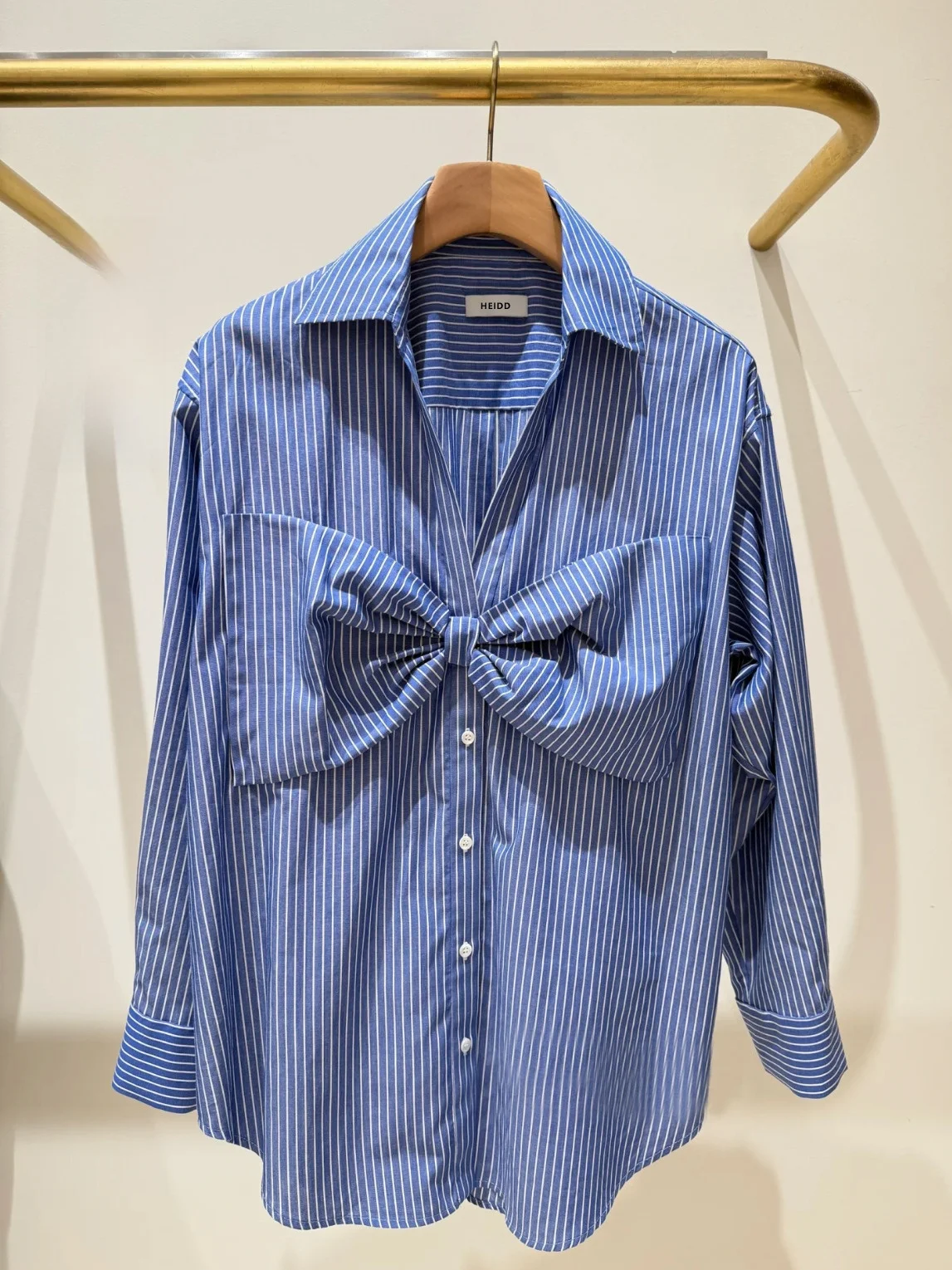 

Элегантная синяя полосатая рубашка с большим бантом на плече, свободного кроя, из хлопка, с длинными рукавами, женская модная коллекция Осень 2025