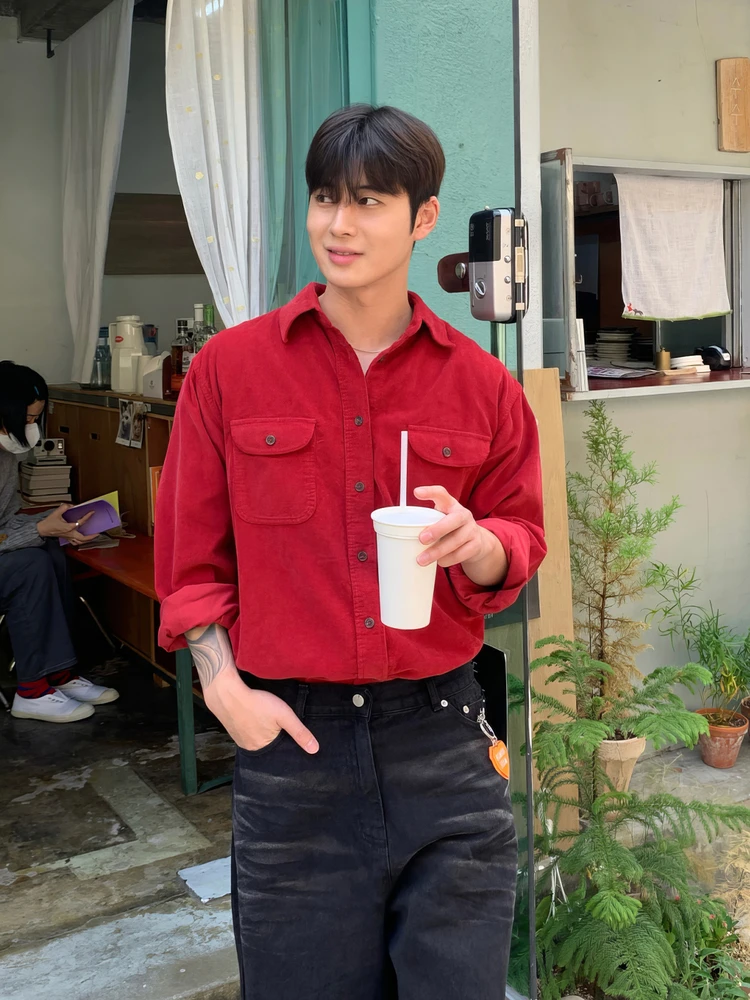 

Мужская рубашка с длинным рукавом из красного бархата в гонконгском стиле, ретро, для праздничной атмосферы, с манжетами в стиле абажура, на удачу в новом году