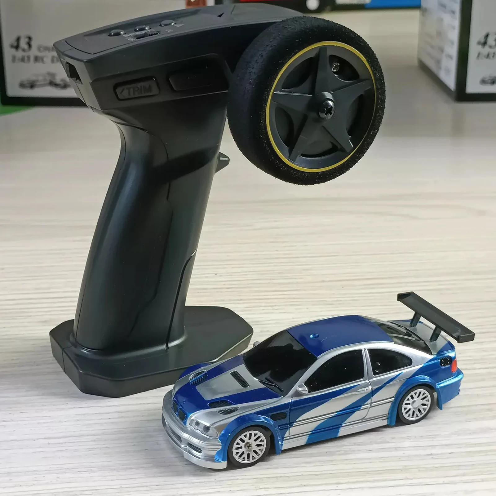 RC 1/43 Maßstab Ready to Go Rennwagen Ferngesteuertes Driftauto 4WD Mini-Spielzeuglichter