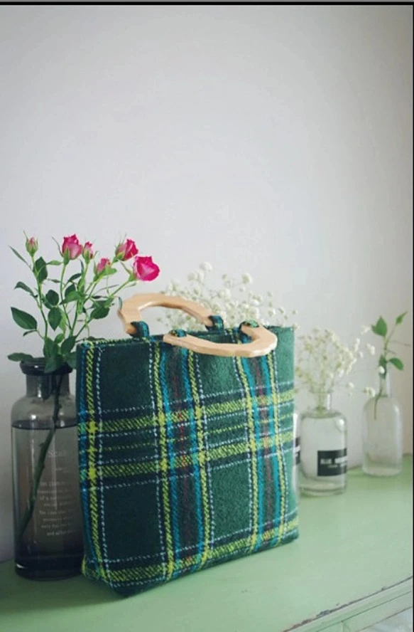 

Lost in Vinatge Green Checkered Christmas Style with Dotted Wool Fabric Big Bags 35x8x28cm Wood Handle Super Large Clutch