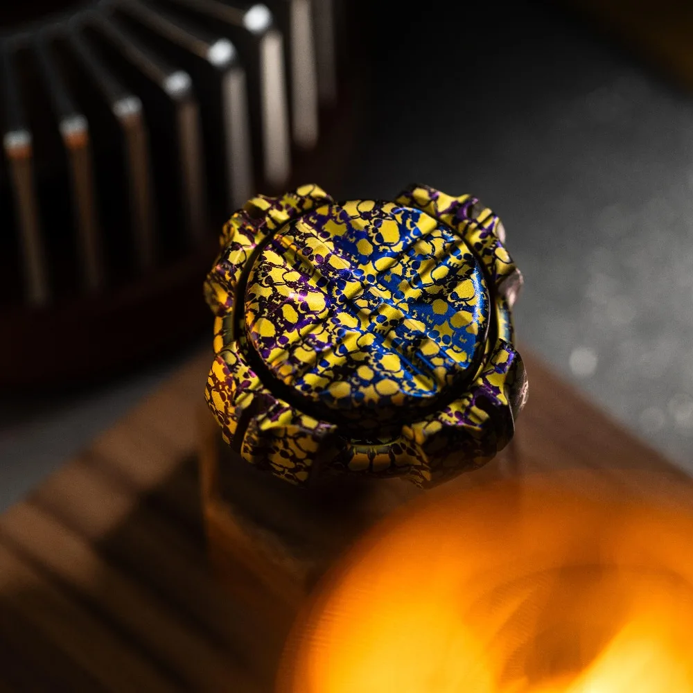 لعبة تخفيف التوتر المعدنية الميكانيكية المنحنية ذات تسعة أيدي EDC #3