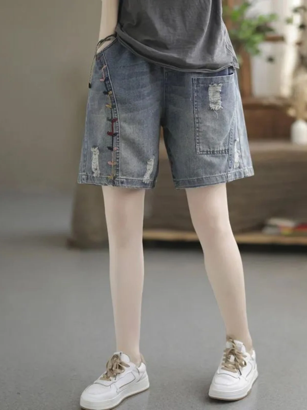 Vintage Denim Shorts for Women Summer Fashion Elastic Waist Ripped Holes Retro Embroidery Multi-pocket Loose Casual Denim Pants