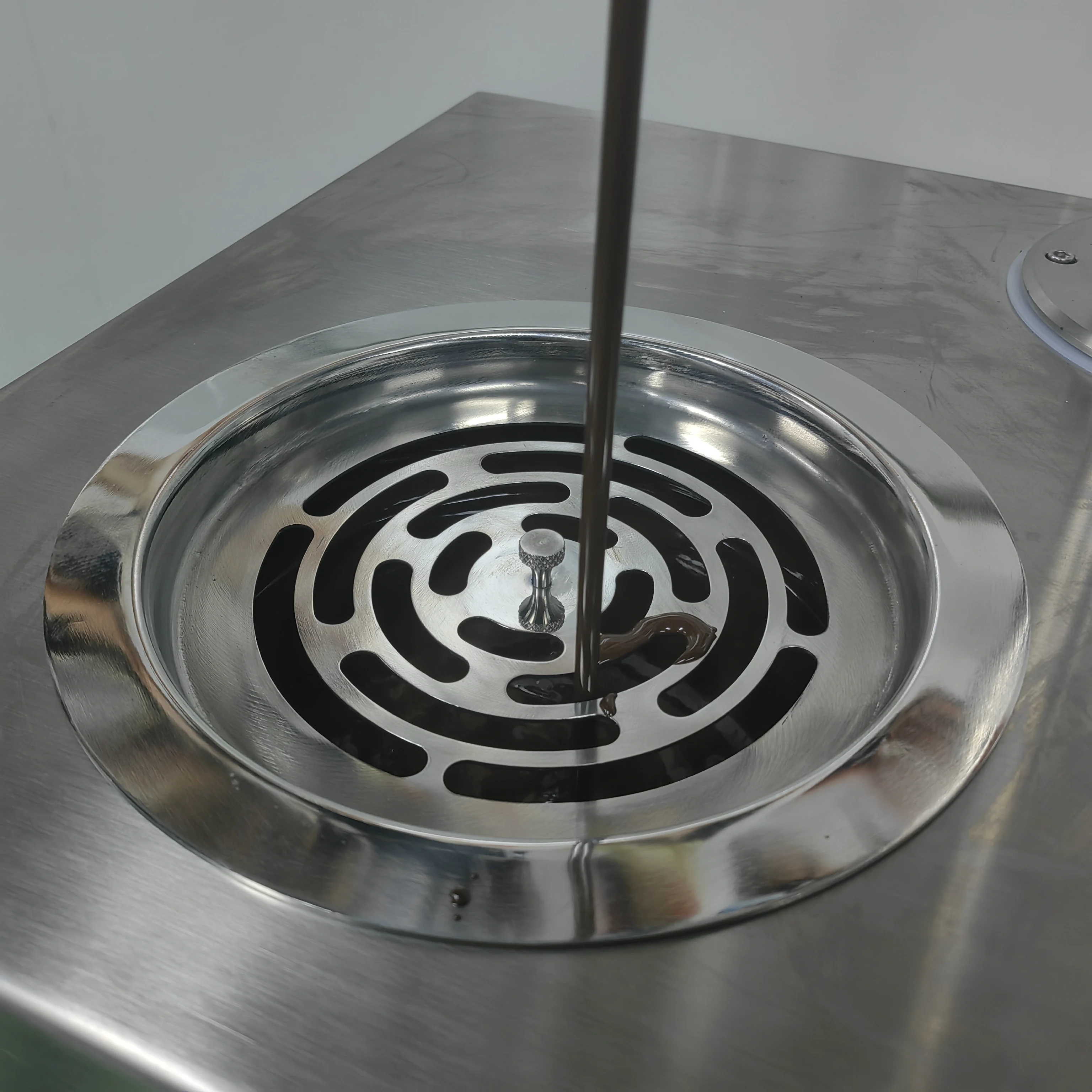 New Automatic Chocolate Dispenser Tempering Machine Hot Chocolate Dispenser Chocolate Spraying Machine