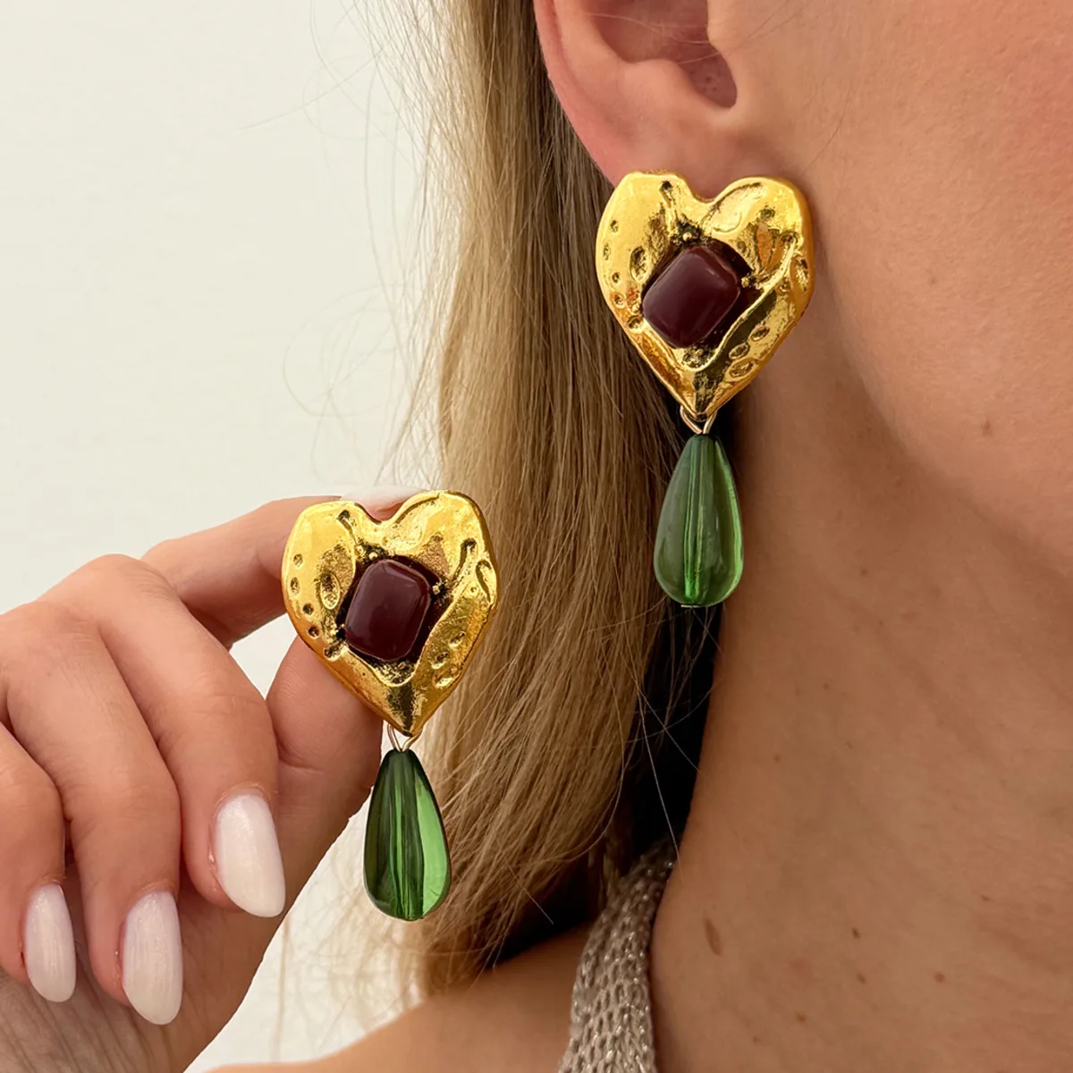 SHIXIN Retro Metal Heart Shaped Pendant Earrings Women Luxury Acrylic Water Droplets Hanging Drop Earring 2026 Fashion Jewelry