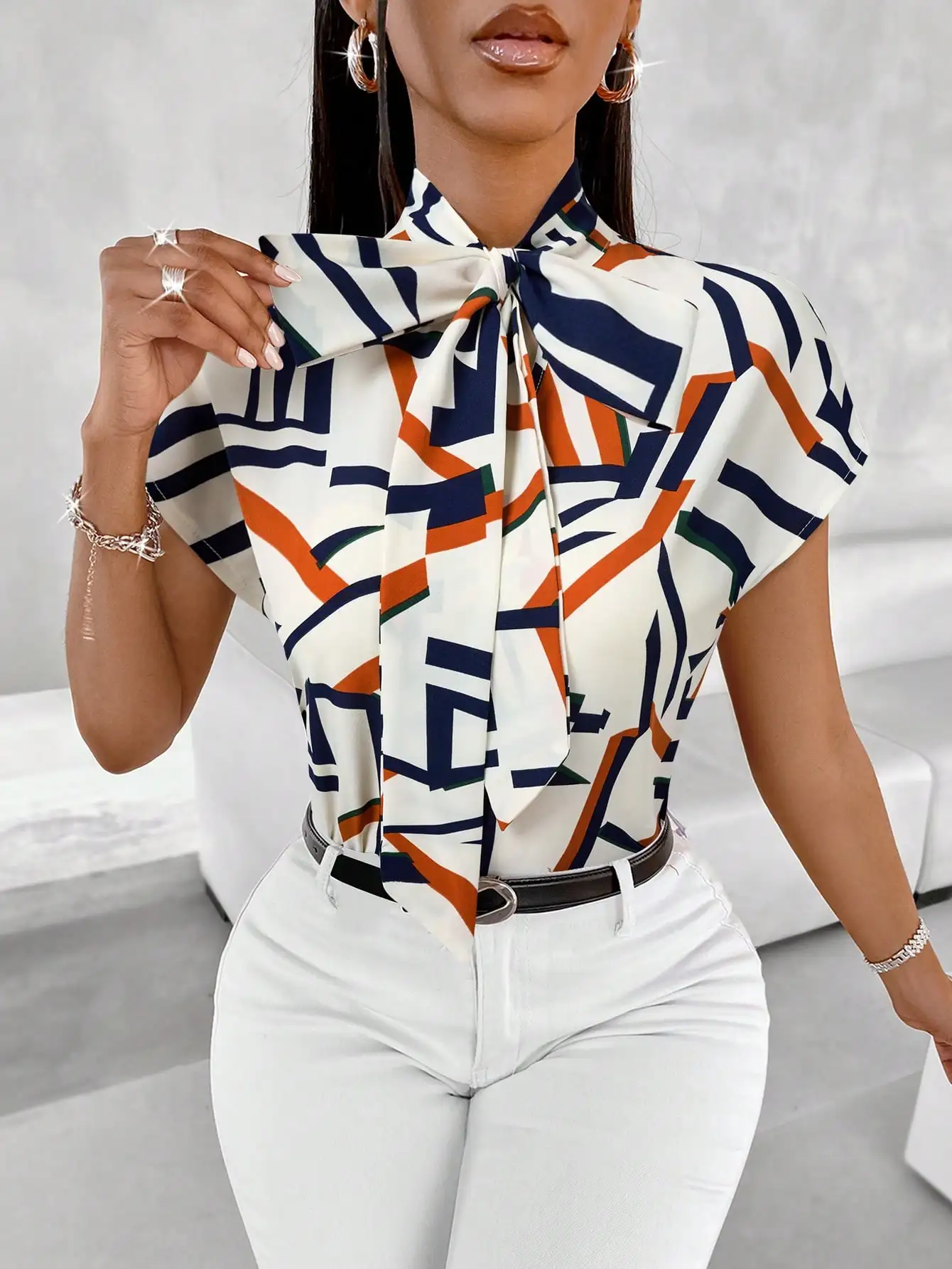 

Женская блузка с коротким рукавом и геометрическим принтом на завязках для повседневной носки и офиса