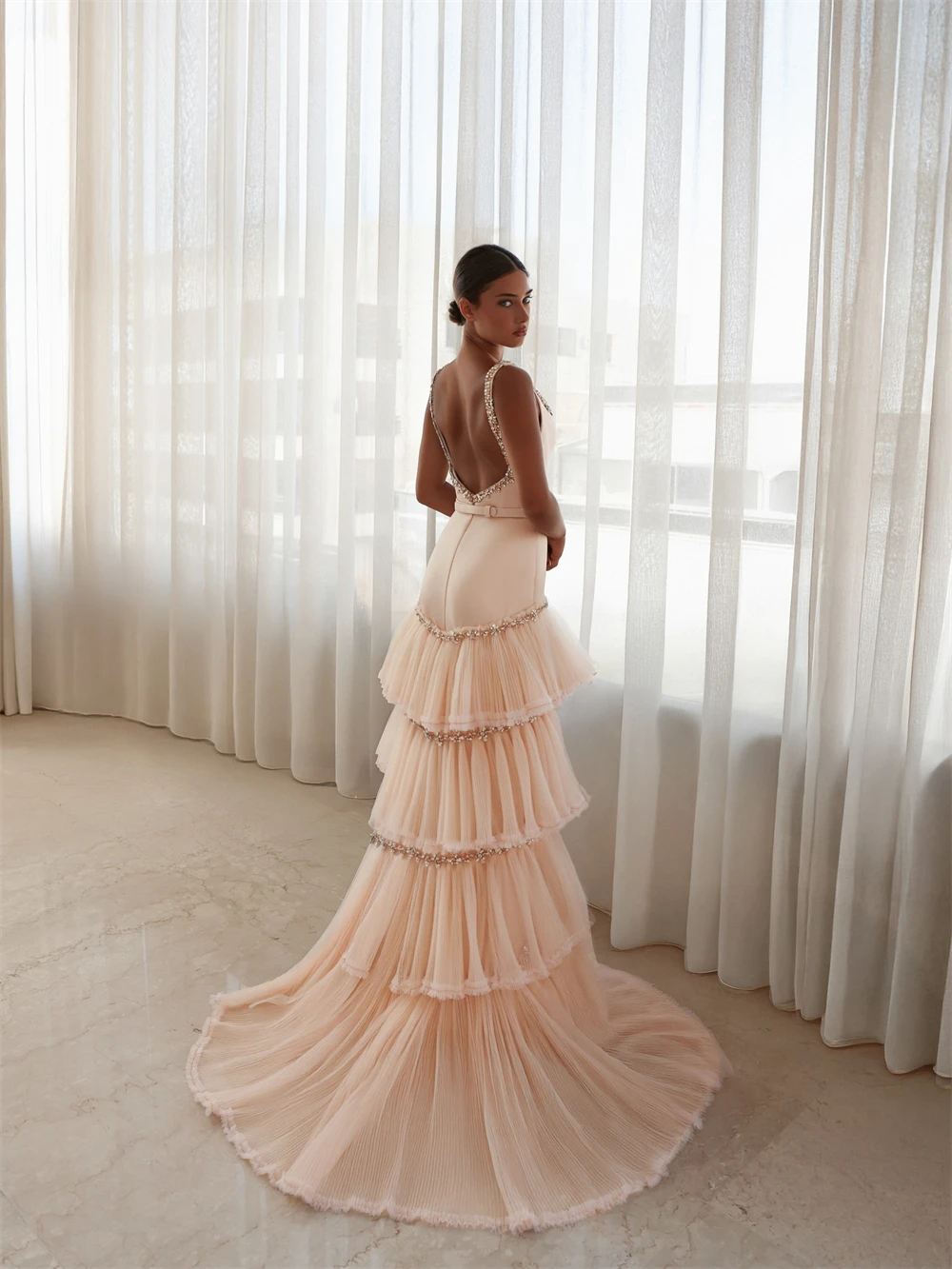 ชุดราตรีสีชมพูคลาสสิกแบบสั่งตัด คอเหลี่ยม แขนกุด สำหรับงานปาร์ตี้ ชุดราตรีทรงตรงประดับคริสตัลสำหรับงานพรอม