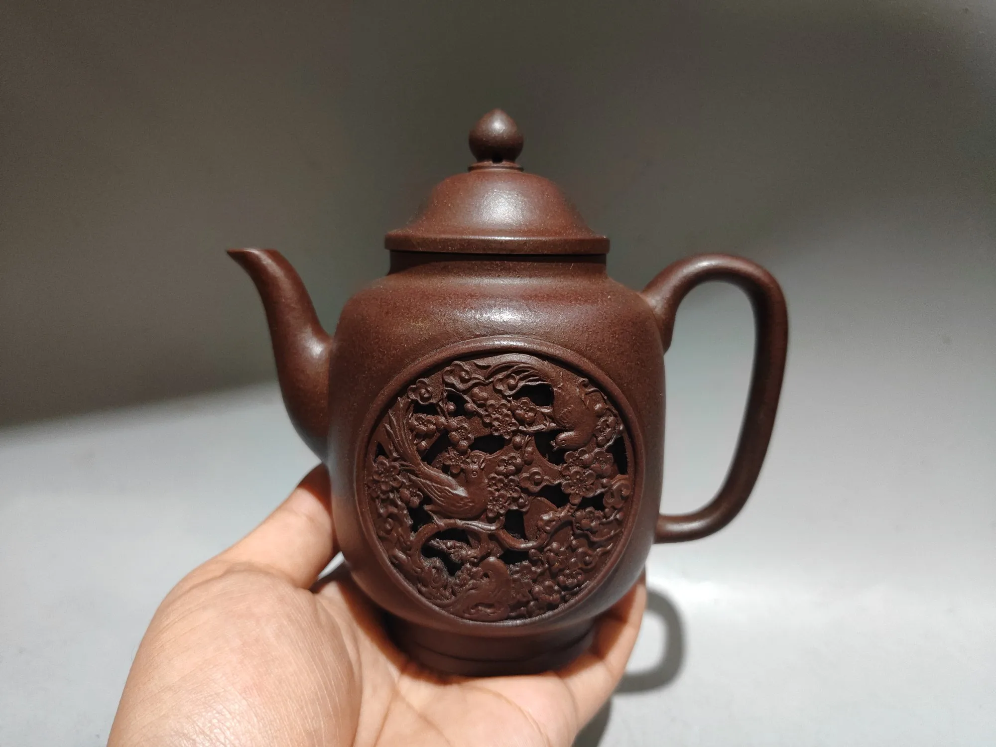 Tetera de arcilla púrpura Yixing con templos nepaleses antiguos de 6 ", tetera hueca con patrón de urraca y flor de ciruelo, tetera con forma de olla de vino