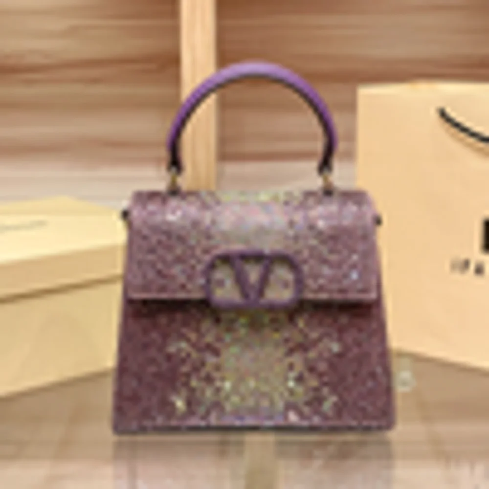 

Маленькая квадратная сумка с инкрустацией из бриллиантов, новинка 2026 года, полностью усыпанная бриллиантами, модная и изысканная сумка через плечо.