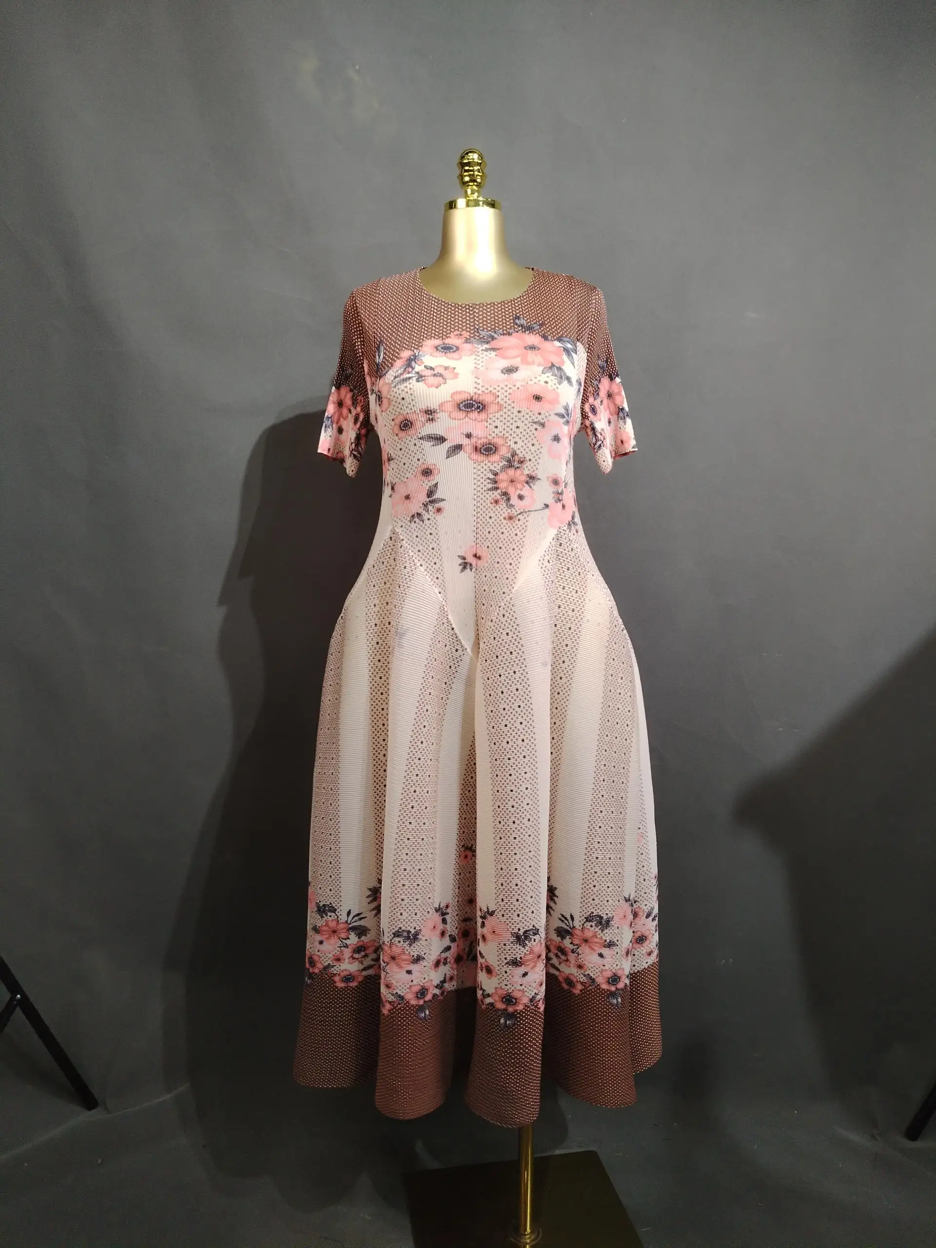 Damenkleid mit Blumenmuster, knielanges Kleid, kurzärmeliges, locker fallendes Kleid, A-Linien-Swingkleid zum Tanzen. – Detail 7