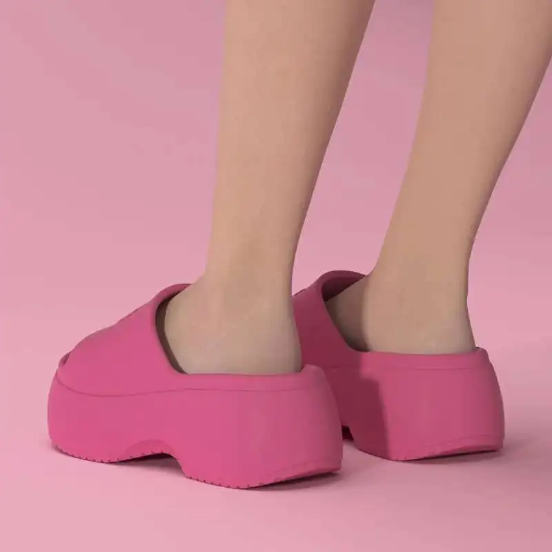 여성을위한 두꺼운 밑창 슬리퍼 봄과 여름 2025 야외 착용 슬리퍼를위한 새로운 안티 슬립 비치 스폰지 바닥 샌들