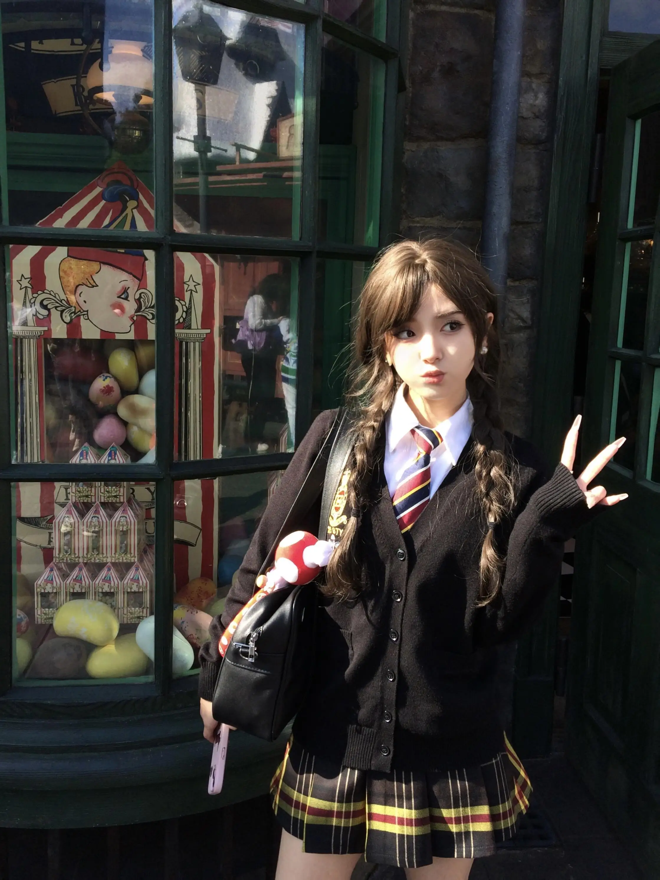 

Комплект из свитера-кардигана и футболки Universal Studios: белый свитер-кардиган с завышенной талией и футболка (коллекция American Briti College Sle Set JK)