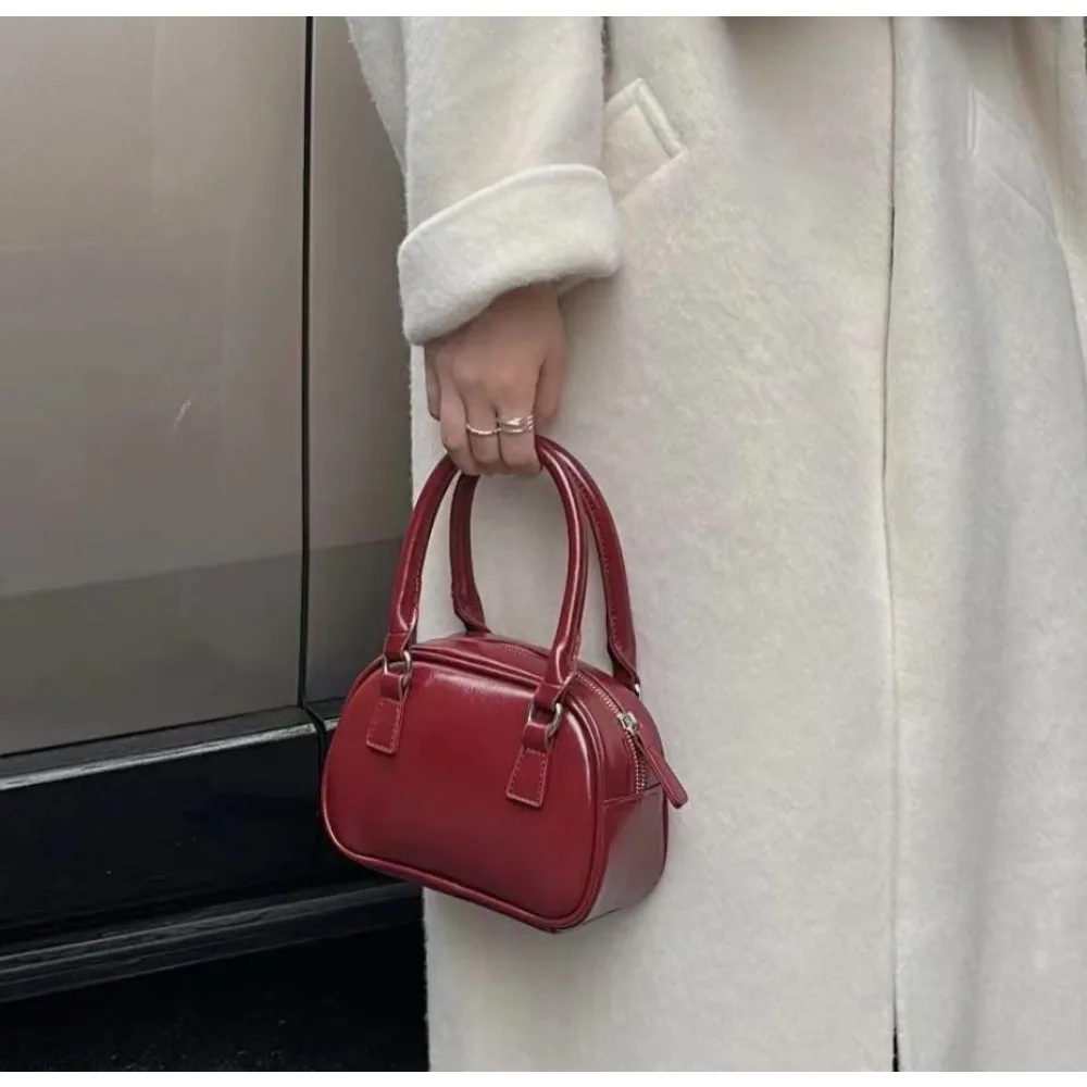 

Новинка 2025 года, красная сумка подмышки, женская корейская версия, нишевый дизайн, портативная маленькая квадратная сумка, легкая роскошная сумка-мессенджер для боулинга