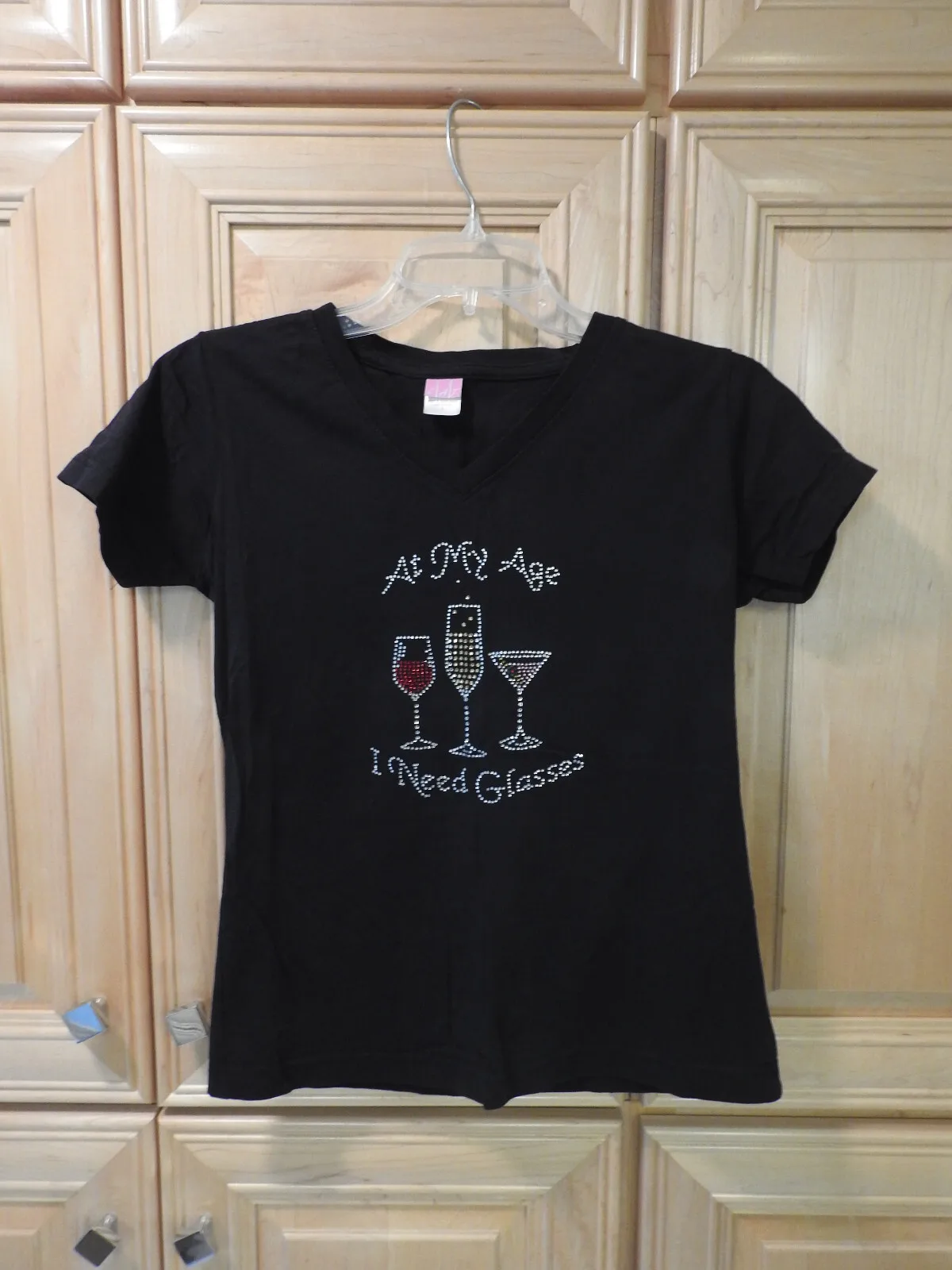 

Черная футболка Maui Wine с v-образным вырезом, размер с маленькими блестками At My Age, очки «Я нужны»