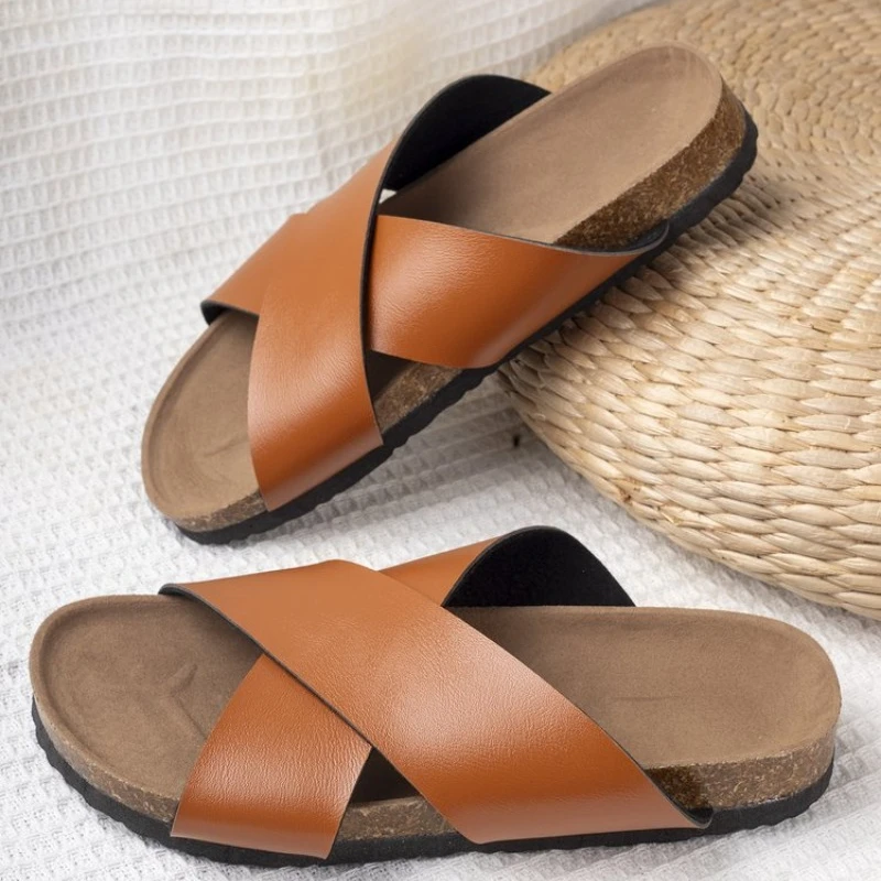 

минималистичный комплект с тапочками на плоском каблуке и деревянными тапочками.