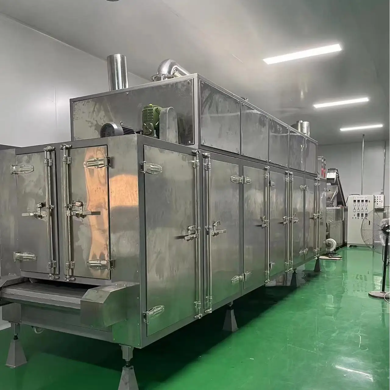 خط تجهيز الأطعمة للوجبات الخفيفة المنتفخ الأوتوماتيكي آلة رقائق دقيق القمح المقلي تتميز بخلاط ومقلاة لمنتجات الحبوب