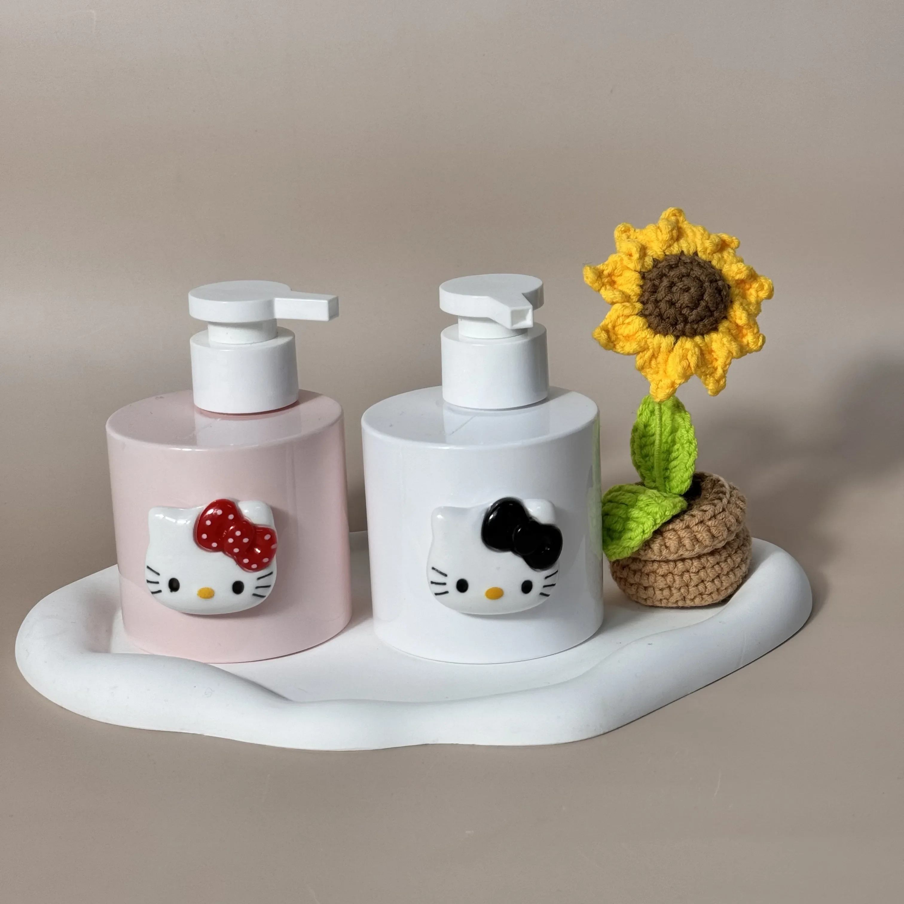 200/300 مللي سانريو مرحبا كيتي الكرتون المحمولة إعادة الملء مضخة موزع زجاجة Kawaii الحمام الصابون غسول الصحافة الحاويات