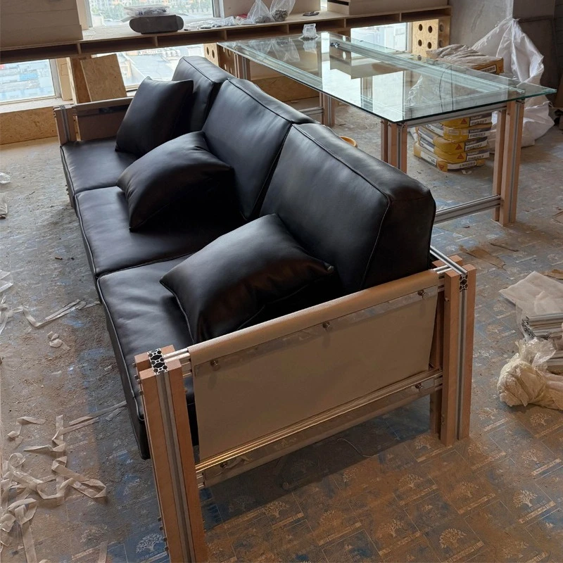 Eenvoudig en creatief berkenoceaanbord van aluminium profiel, fauteuil, vrijetijdsstoel in de woonkamer