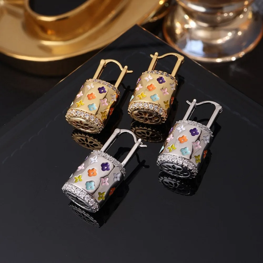 2026 Nova bolsa feminina com brincos hipoalergênicos, estilo Chanel de luxo sofisticado, perfeita para uso noturno