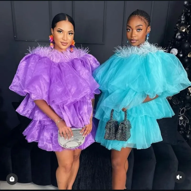 Modische Damenkleider, abgestufte Rüschen, Federn, üppige, handgefertigte Ballkleider, Tüll, lila, geschichtet, kurzes formelles Kleid mit Ärmeln