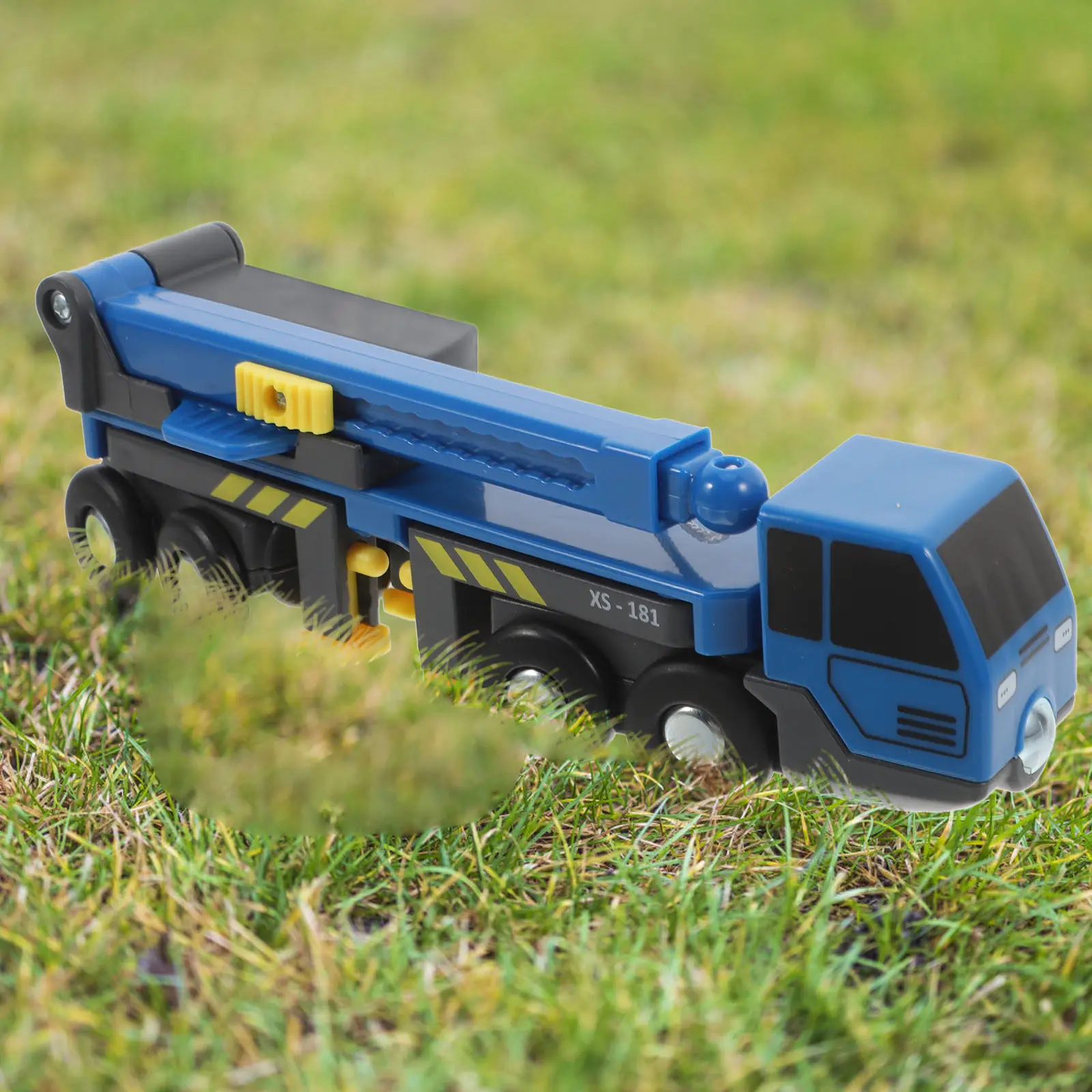 

Пластиковый игрушечный грузовик-манипулятор: Симулятор строительной техники с телескопическим краном и откидной кабиной для детей