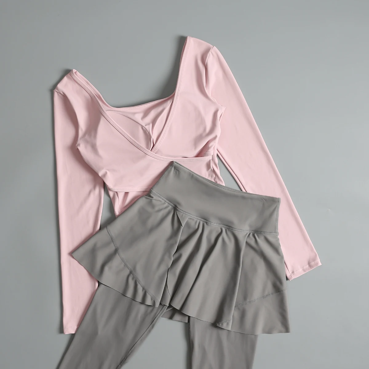 秋の女性用ヨガスーツ、胸パッド付き、ショート痩身ピラティス長袖ランニング速乾性フィットネススポーツウェア