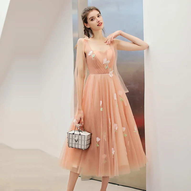 Si tratta di Yiiya Abito da ballo personalizzato Rosa Tulle Floreale Scollo a V Abiti da gala A-line Lunghezza tè Plus size Donna Abiti da cerimonia per feste