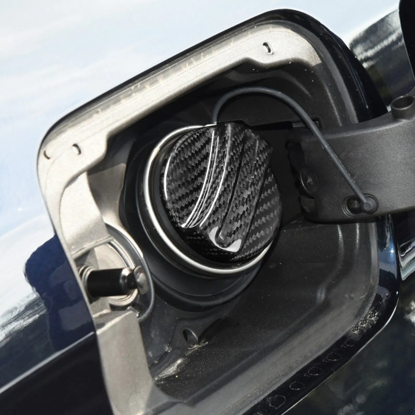 

Декоративная накладка на крышку топливного бака из карбона для BMW E90 E92 G30 F20 F21 F30 F32 F34 F80 F82 G80 G82 G83 G87 M3 M4