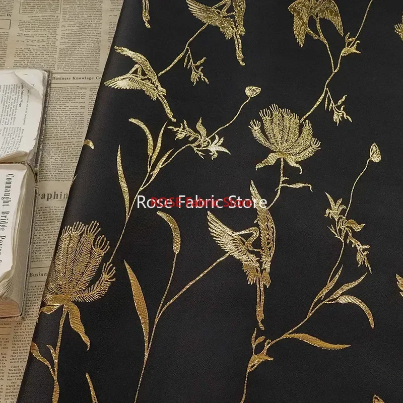 

1-метровая жаккардовая ткань черного золота с цветами и птицами, изысканное платье в стиле ретро, жилет, декоративная швейная ткань Cheongsam