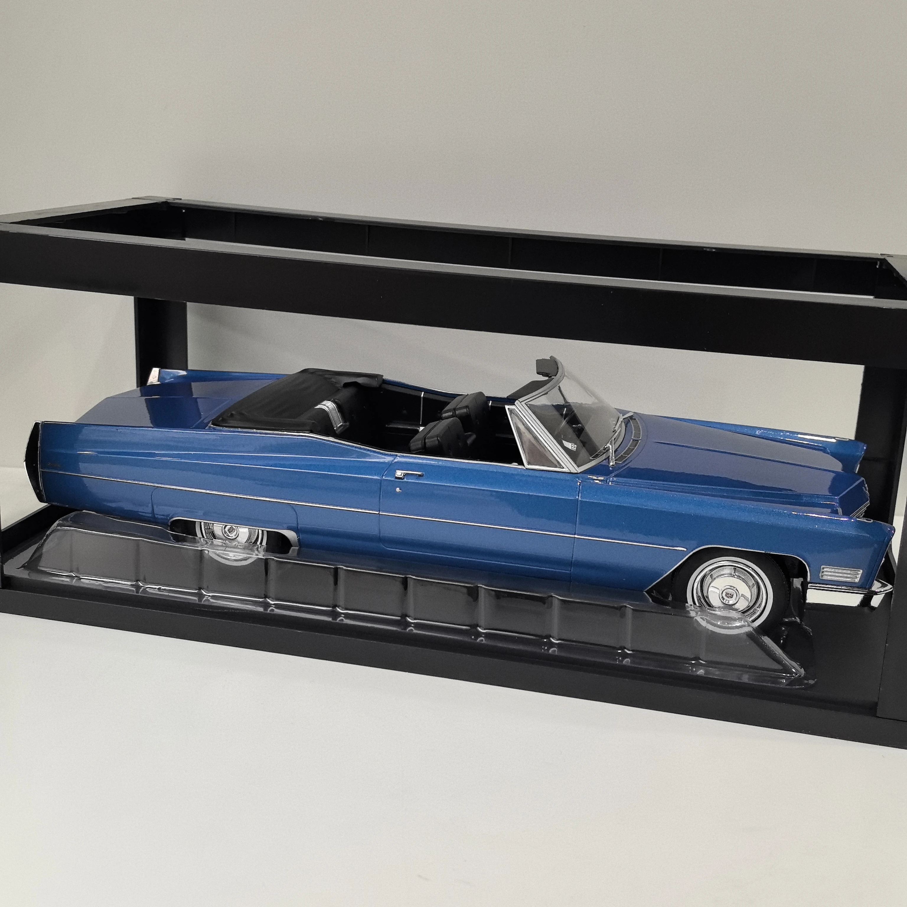 Model Cadillac Deville 1967 w skali 1/18, wykonany odlewniczo, kolekcjonerski model samochodu ze stopu, zabawka, prezent, pamiątka, ozdoba do ekspozycji.