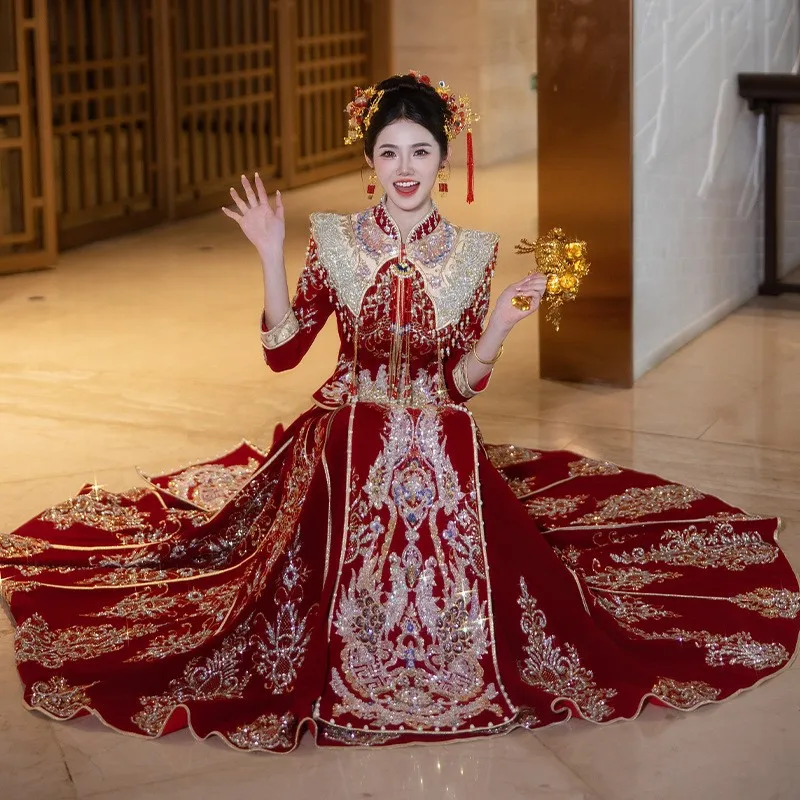 Gaun pengantin bergaya Cina dengan kerah berdiri model baru, motif naga dan phoenix, untuk acara keluar dan mengantarkan pengantin.