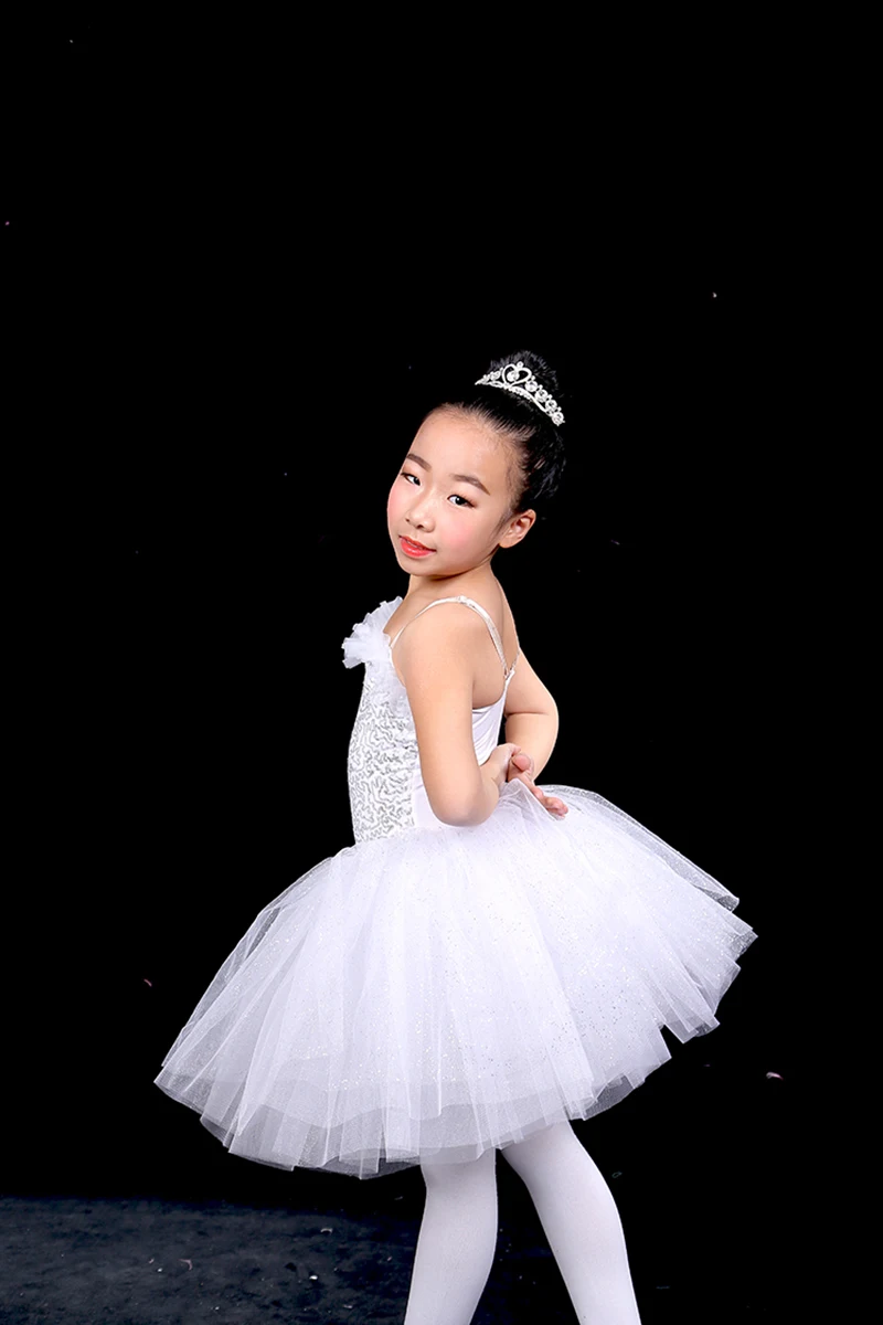 

Настройте профессиональные джазовые костюмы для латинских танцев в любой цветной юбке с перьями и блестками.