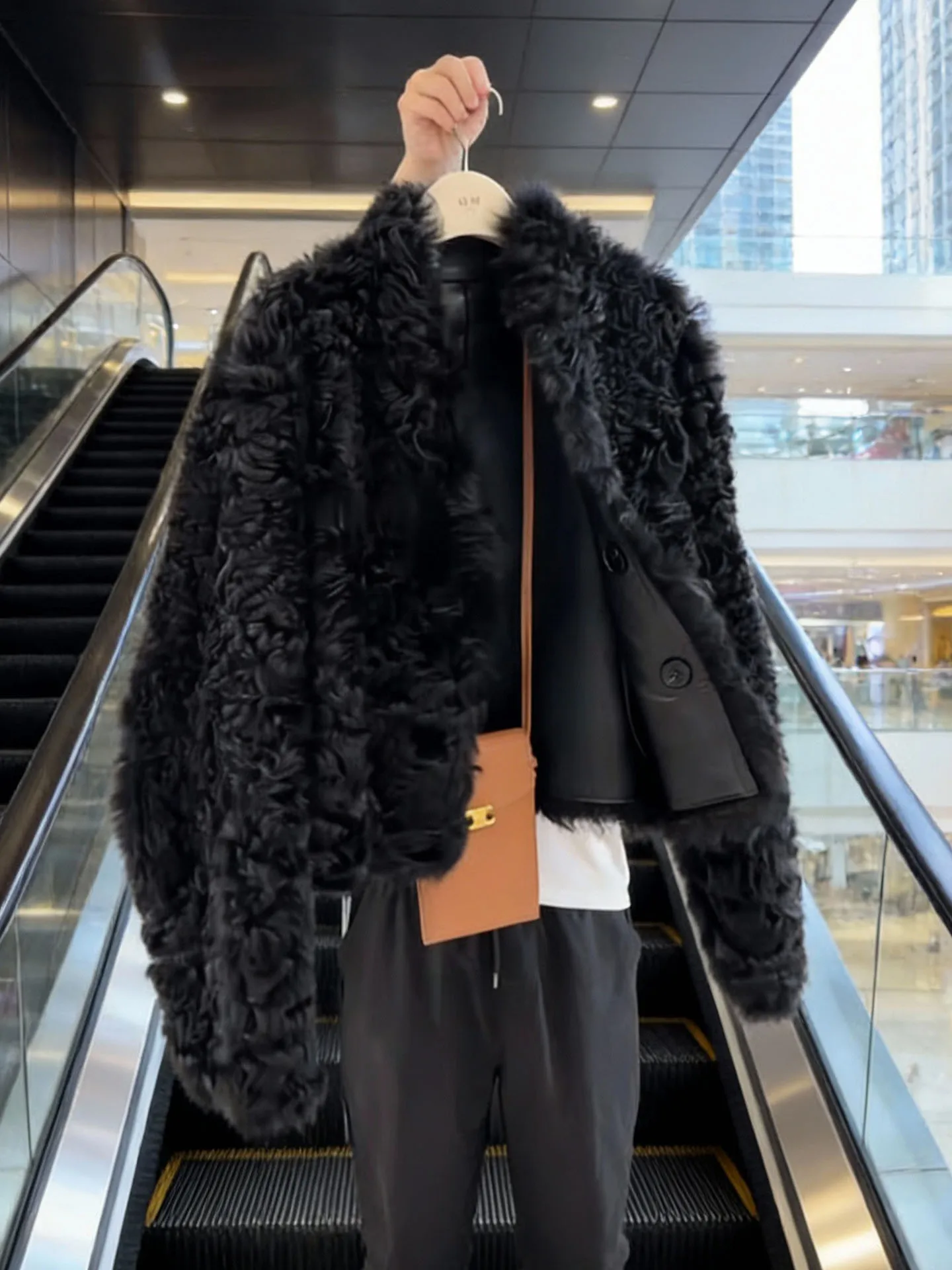 Unikatowy płaszcz damski ze skóry z podszewką z futra, styl casual, model stójka, długi rękaw...