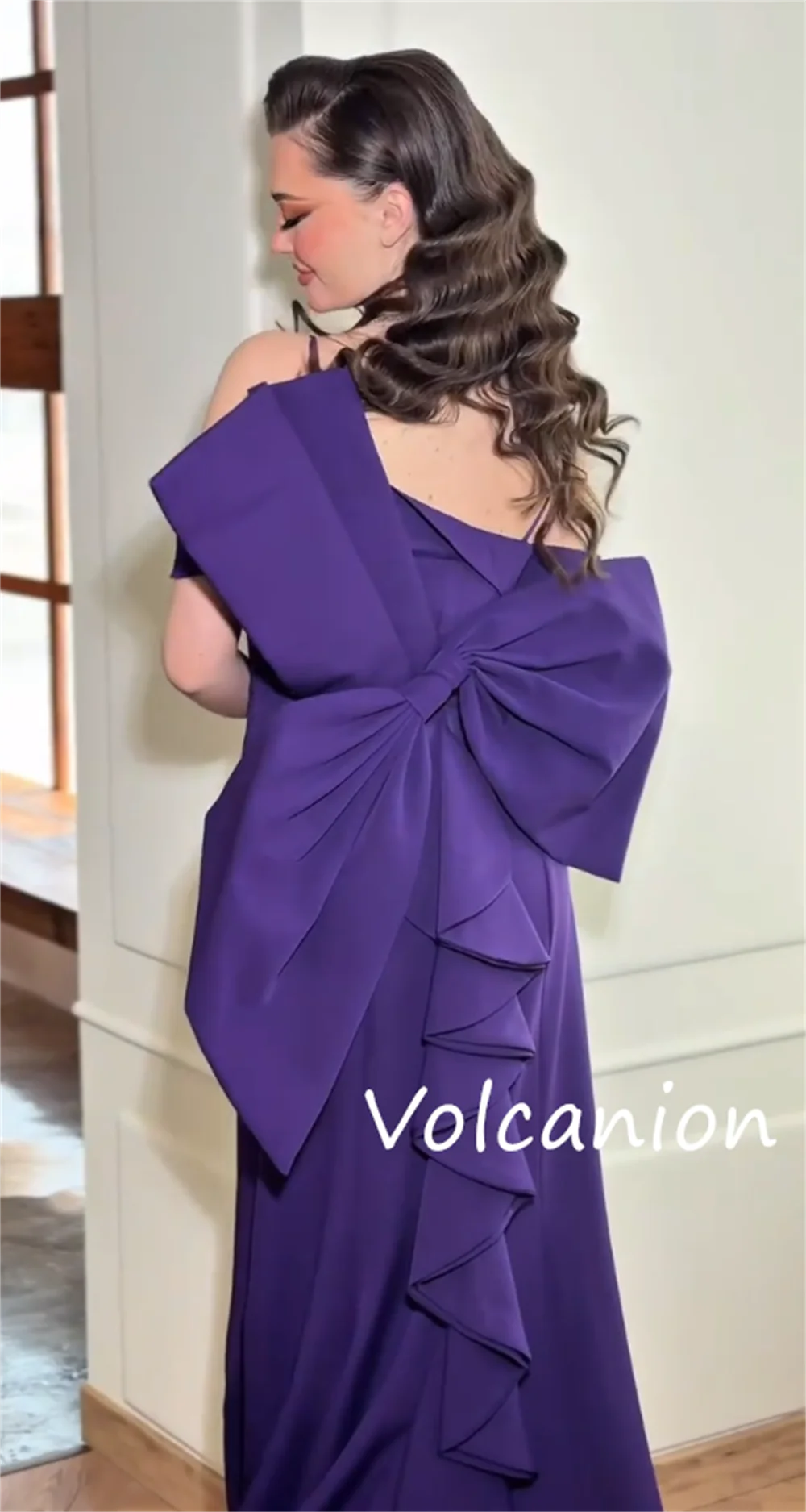 カスタマイズされたシンプルなジャージーボウプリーツトランペットスパゲッティストラップロングドレスオーダーメイドの機会モダンなスタイルのファッション