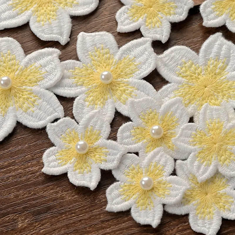 5 Stück gelb-weiße 3D handgenähte Perlen-Blumenmuster-Applikationen zum Selbermachen für Kleidung, Schuhe, Hüte, Taschen, Perlen, Pailletten, Applikationen – Detail 4