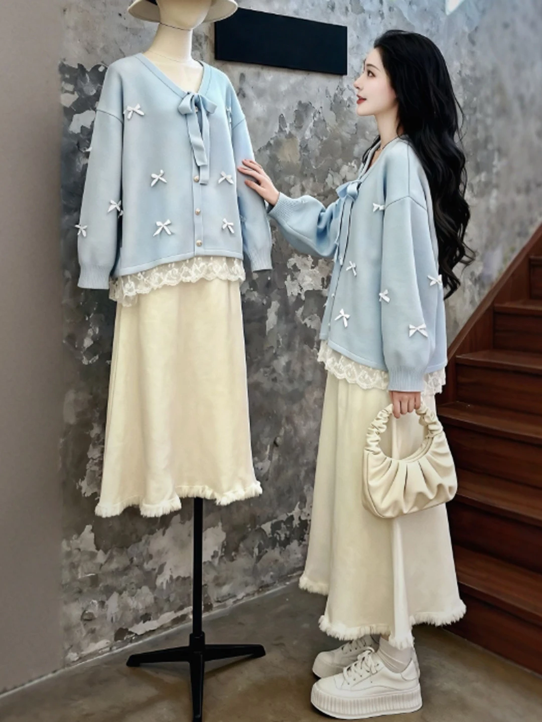 

Теплый и нежный комплект: свитер с V-образным вырезом и юбка. Зимний модный комплект из двух предметов: удобная женская юбка А-силуэта с высокой талией.