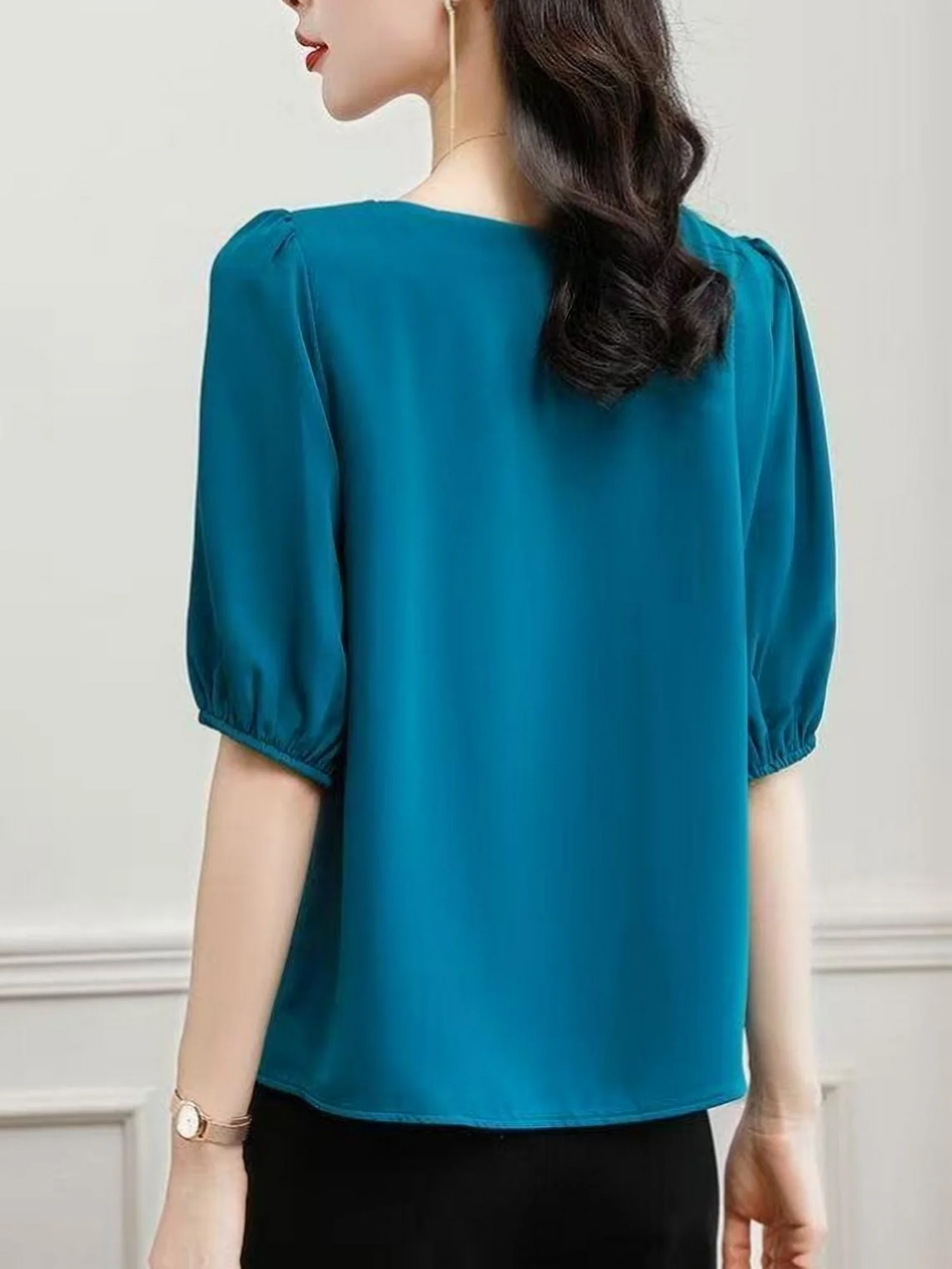 V-neck chiffon blouse, women's short-sleeved 2025 new summer puffed-sleeve top, loose and flattering mid-sleeved