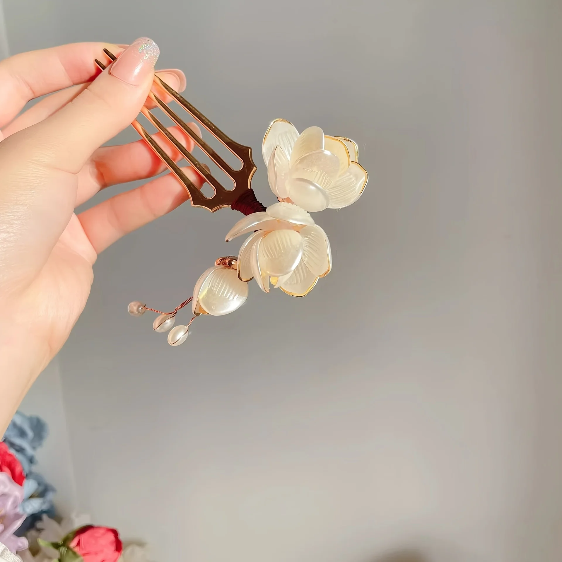Chinese Style Shell Magnolia Flower Hair Comb with Pearl Tassel Vintage Gold Four-Tooth Hair Fork Hanfu Wedding Photo Shoot Hair Accessories for Women
