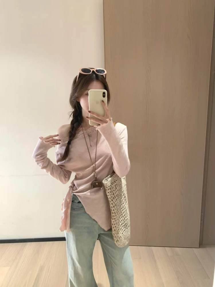 تي شيرت نسائي صيفي جديد بتصميم كوري أنيق من الدانتيل بكتف واحد وقصة غير منتظمة، محبوك، يبرز الخصر ويمنح مظهراً نحيفاً وجذاباً.