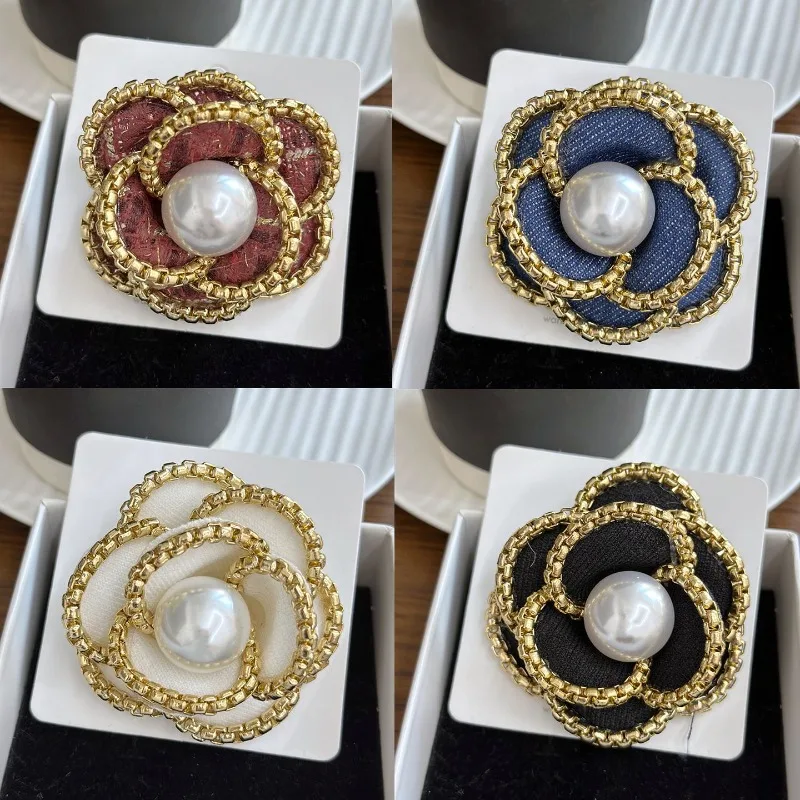 

Autumn and Winter Handmade Fabric Camellia Flower Brooch for Women High-end Luxury Gold Chain Edge Pins Accessory Corsage