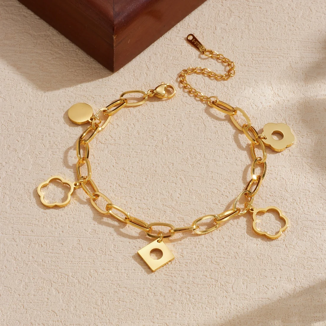 Edelstahl Goldene Hohle Blumen Quadratischer Runder Anhänger Armband Damen Mode Wasserdichte Handkette Schmuck