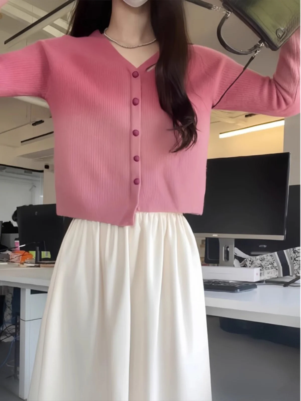 

Розовый вязаный кардиган-накидка и белая юбка: модный корейский комплект из двух предметов для женщин